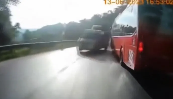 Vượt ẩu gây họa cho người khác - Ảnh 1. Vượt ẩu gây họa cho người khác - Ảnh 1.