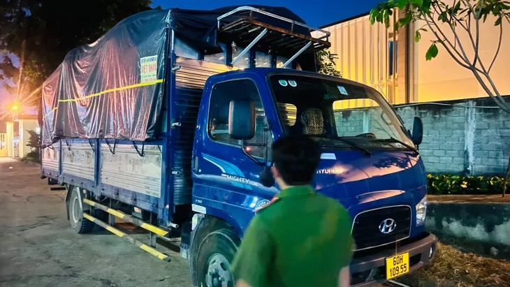 Bị phát hiện chở 3,2 tấn chất thải công nghiệp, tài xế không phối hợp xử lý - Ảnh 1. Bị phát hiện chở 3,2 tấn chất thải công nghiệp, tài xế không phối hợp xử lý - Ảnh 1.