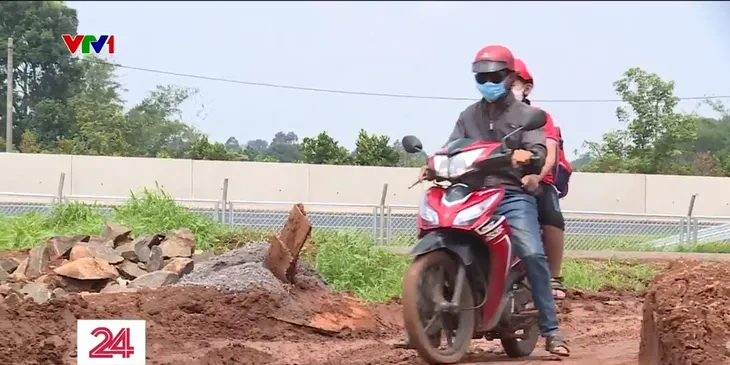 Quá tải đường gom dân sinh cao tốc Dầu Giây - Phan Thiết - Ảnh 1. Quá tải đường gom dân sinh cao tốc Dầu Giây - Phan Thiết - Ảnh 1.