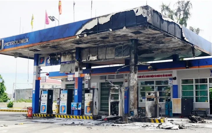 Xe máy phát nổ, cây xăng bốc cháy dữ dội - Ảnh 2. Xe máy phát nổ, cây xăng bốc cháy dữ dội - Ảnh 2.
