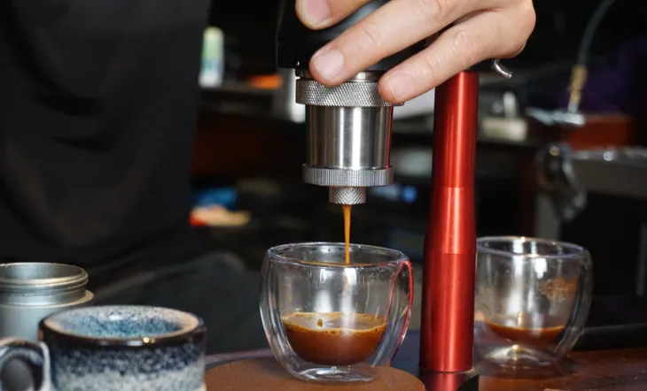 Giá nguyên liệu tăng, một số chuỗi cà phê điều chỉnh giá bán - Ảnh 1.