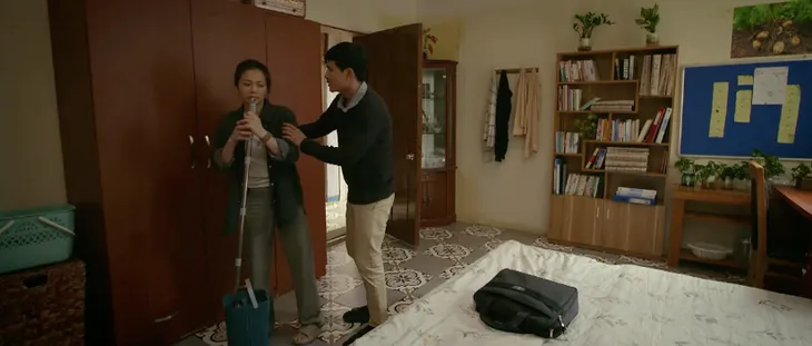 Gia đình mình vui bất thình lình - Tập 30: Phương vỡ òa hạnh phúc vì có bầu, cả nhà vui lây - Ảnh 12. Gia đình mình vui bất thình lình - Tập 30: Phương vỡ òa hạnh phúc vì có bầu, cả nhà vui lây - Ảnh 12.