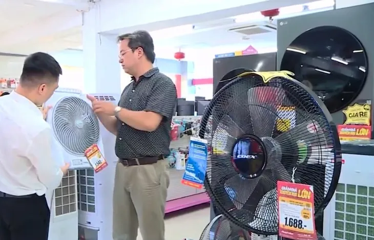 Sốt quạt tích điện, nhiều sản phẩm không rõ nguồn gốc trà trộn - Ảnh 1. Sốt quạt tích điện, nhiều sản phẩm không rõ nguồn gốc trà trộn - Ảnh 1.