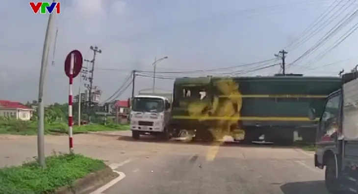 Cố vượt qua đường ray, xe tải bị tàu hỏa đâm văng - Ảnh 1. Cố vượt qua đường ray, xe tải bị tàu hỏa đâm văng - Ảnh 1.