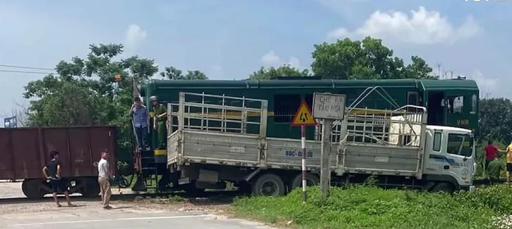 Cố vượt qua đường ray, xe tải bị tàu hỏa đâm văng - Ảnh 2. Cố vượt qua đường ray, xe tải bị tàu hỏa đâm văng - Ảnh 2.