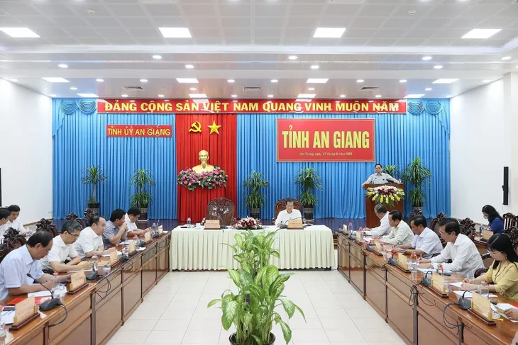 Thủ tướng: An Giang cần huy động mọi nguồn lực phát triển hạ tầng để phát triển kinh tế biên mậu - Ảnh 4. Thủ tướng: An Giang cần huy động mọi nguồn lực phát triển hạ tầng để phát triển kinh tế biên mậu - Ảnh 4.