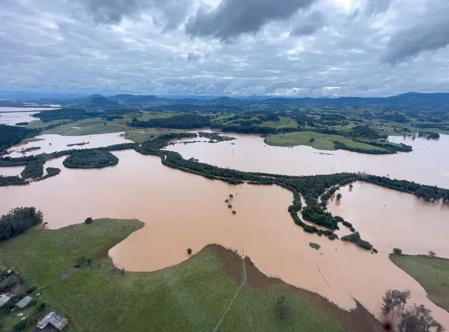 Bão lớn khiến 11 người tử vong, 20 người mất tích ở miền Nam Brazil - Ảnh 1. Bão lớn khiến 11 người tử vong, 20 người mất tích ở miền Nam Brazil - Ảnh 1.