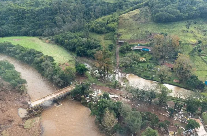 Bão lớn khiến 11 người tử vong, 20 người mất tích ở miền Nam Brazil - Ảnh 4. Bão lớn khiến 11 người tử vong, 20 người mất tích ở miền Nam Brazil - Ảnh 4.