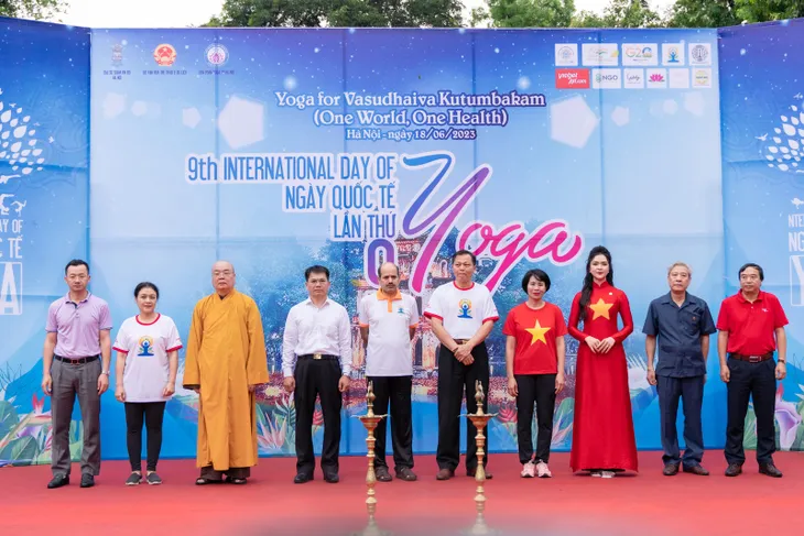 Hơn 1.000 người biểu diễn tại Festival chào mừng ngày Quốc tế Yoga - Ảnh 1. Hơn 1.000 người biểu diễn tại Festival chào mừng ngày Quốc tế Yoga - Ảnh 1.