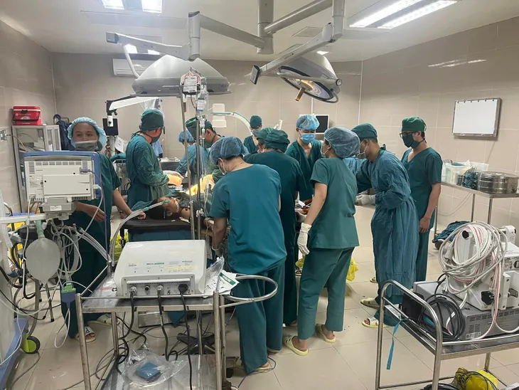 Kích hoạt báo động đỏ cấp cứu 10 nạn nhân tai nạn giao thông - Ảnh 2. Kích hoạt báo động đỏ cấp cứu 10 nạn nhân tai nạn giao thông - Ảnh 2.