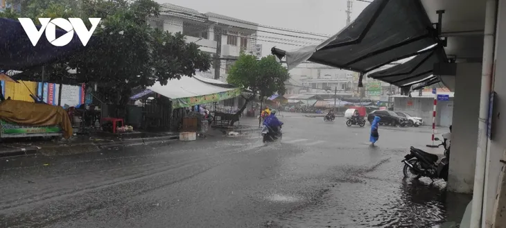 Mưa lớn, nhiều tuyến đường nội ô ở thành phố Bạc Liêu ngập nặng - Ảnh 2. Mưa lớn, nhiều tuyến đường nội ô ở thành phố Bạc Liêu ngập nặng - Ảnh 2.