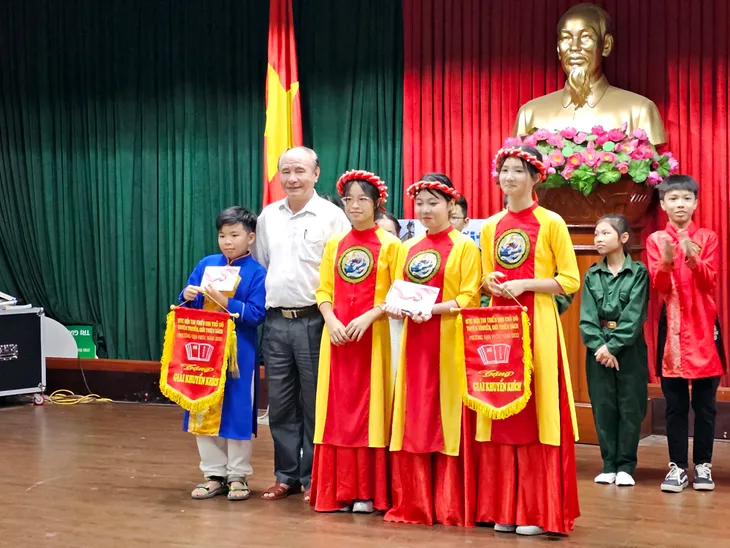 Sôi nổi Hội thi Thiếu nhi tuyên truyền giới thiệu sách hè tại phường Vạn Phúc - Ảnh 7. Sôi nổi Hội thi Thiếu nhi tuyên truyền giới thiệu sách hè tại phường Vạn Phúc - Ảnh 7.
