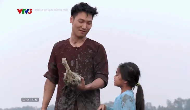 Con gái Mạnh Trường gây sốt khi xuất hiện trên truyền hình sau 8 năm - Ảnh 1. Con gái Mạnh Trường gây sốt khi xuất hiện trên truyền hình sau 8 năm - Ảnh 1.