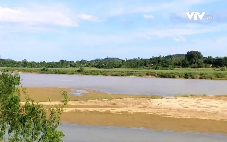 Hồ chứa cạn nước gây khó khăn cho sản xuất - Ảnh 2. Hồ chứa cạn nước gây khó khăn cho sản xuất - Ảnh 2.