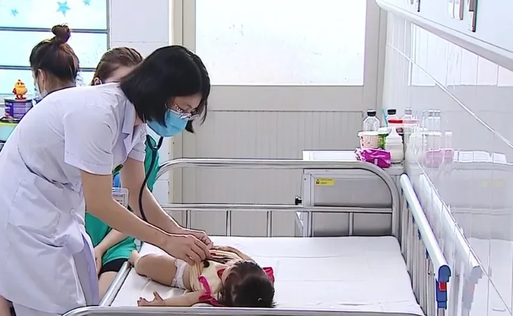 Gần 50% bệnh nhi mắc tay chân miệng phải nhập viện - Ảnh 1. Gần 50% bệnh nhi mắc tay chân miệng phải nhập viện - Ảnh 1.