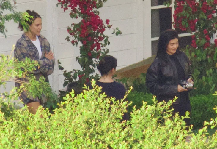Kylie Jenner và Timothee Chalamet bị bắt gặp bên nhau lần đầu tiên - Ảnh 1. Kylie Jenner và Timothee Chalamet bị bắt gặp bên nhau lần đầu tiên - Ảnh 1.