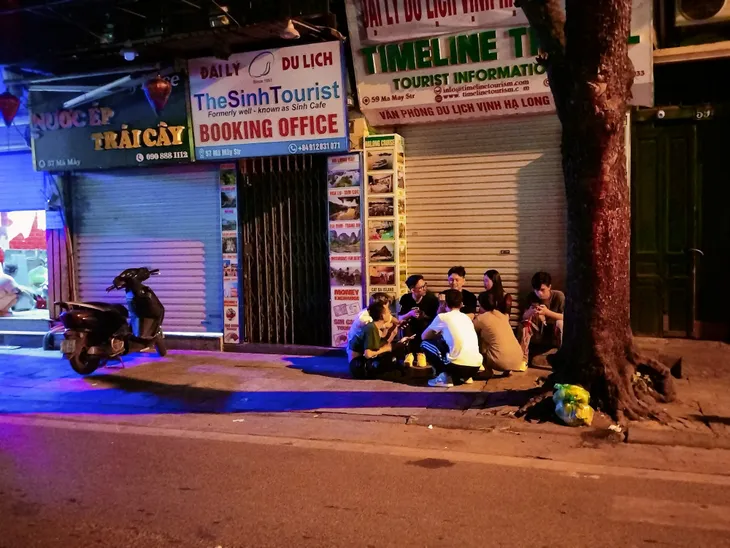 Người dân “than trời” vì tiếng ồn xuyên đêm tại “phố ăn chơi” Tạ Hiện - Ảnh 2. Người dân “than trời” vì tiếng ồn xuyên đêm tại “phố ăn chơi” Tạ Hiện - Ảnh 2.