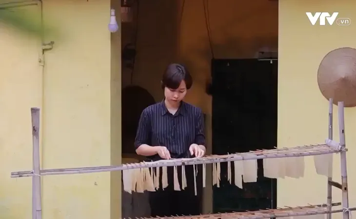 Cô gái bỏ phố về quê làm giấy dó - Ảnh 1. Cô gái bỏ phố về quê làm giấy dó - Ảnh 1.