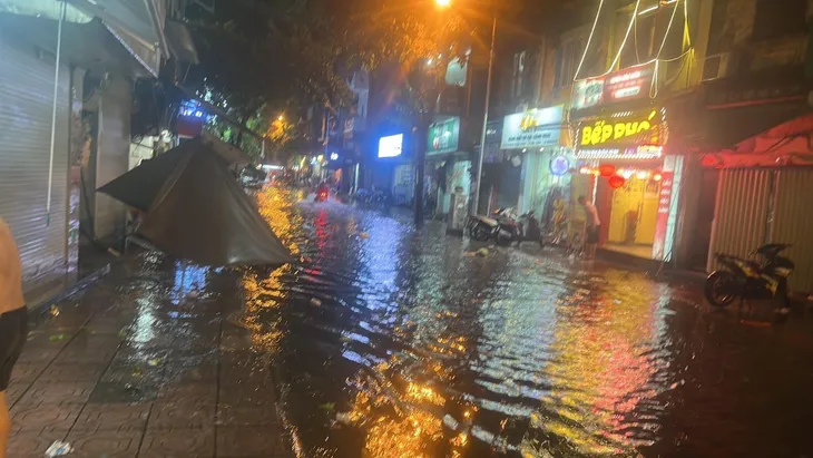 Hà Nội: Nhiều tuyến đường bị ngập do mưa lớn - Ảnh 1. Hà Nội: Nhiều tuyến đường bị ngập do mưa lớn - Ảnh 1.