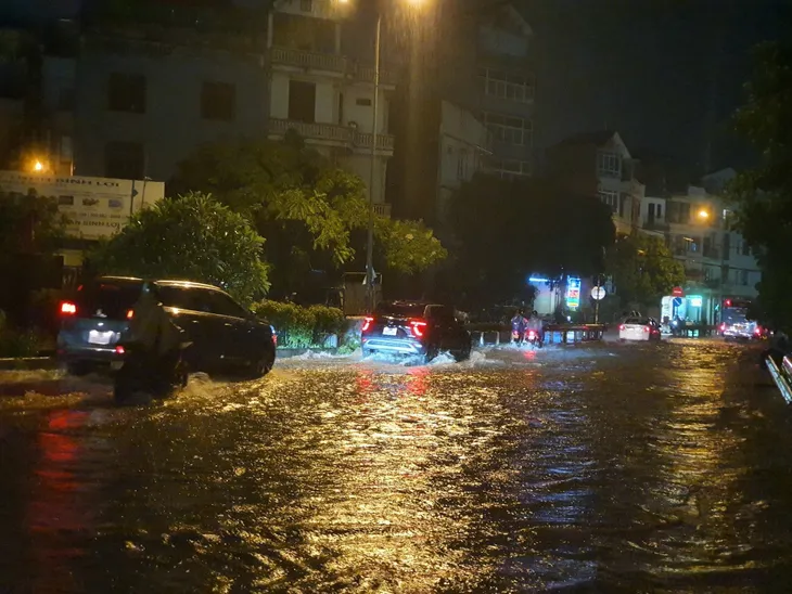 Hà Nội: Nhiều tuyến đường bị ngập do mưa lớn - Ảnh 2. Hà Nội: Nhiều tuyến đường bị ngập do mưa lớn - Ảnh 2.