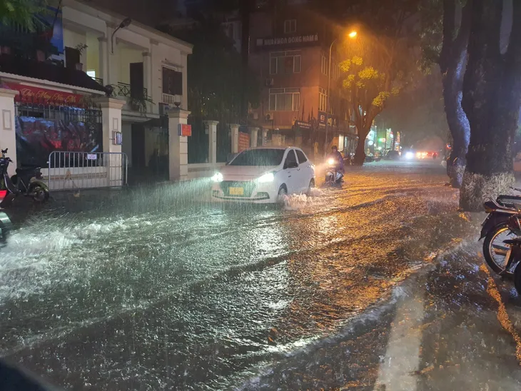 Hà Nội: Nhiều tuyến đường bị ngập do mưa lớn - Ảnh 3. Hà Nội: Nhiều tuyến đường bị ngập do mưa lớn - Ảnh 3.