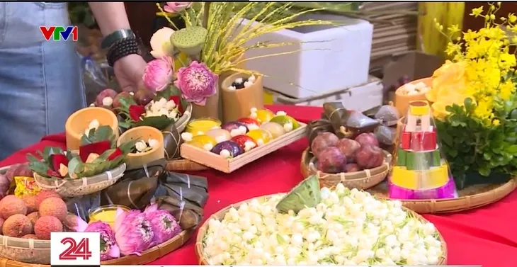 Sôi động thị trường mâm cúng Tết Đoan Ngọ - Ảnh 1. Sôi động thị trường mâm cúng Tết Đoan Ngọ - Ảnh 1.