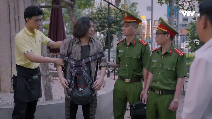 Cuộc đời vẫn đẹp sao - Tập 36: Lưu bị đánh đổ máu, chị Hòa và Luyến cùng nhón tay giúp trả nợ? - Ảnh 10. Cuộc đời vẫn đẹp sao - Tập 36: Lưu bị đánh đổ máu, chị Hòa và Luyến cùng nhón tay giúp trả nợ? - Ảnh 10.