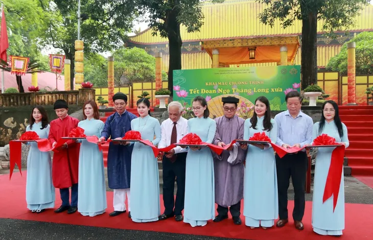 Tái hiện các nghi lễ ngày Tết Đoan Ngọ trong Hoàng cung Thăng Long xưa - Ảnh 2. Tái hiện các nghi lễ ngày Tết Đoan Ngọ trong Hoàng cung Thăng Long xưa - Ảnh 2.