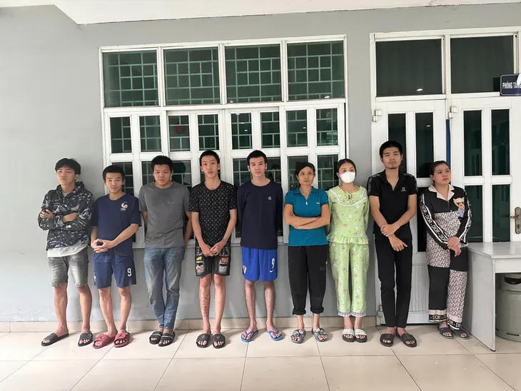 Bắt vụ cạo sửa thời hạn sử dụng sữa, nước giải khát, nước mắm của các thương hiệu nổi tiếng quy mô lớn - Ảnh 1. Bắt vụ cạo sửa thời hạn sử dụng sữa, nước giải khát, nước mắm của các thương hiệu nổi tiếng quy mô lớn - Ảnh 1.