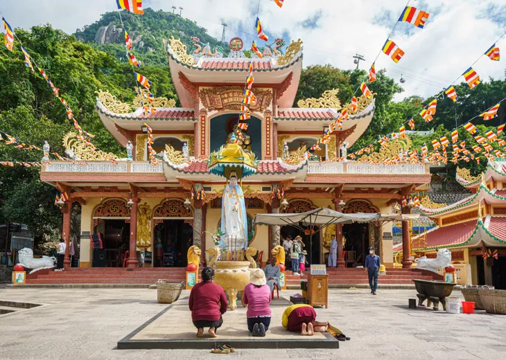 Hàng nghìn Phật tử và du khách tham dự Lễ vía Bà Linh Sơn Thánh Mẫu - Ảnh 2. Hàng nghìn Phật tử và du khách tham dự Lễ vía Bà Linh Sơn Thánh Mẫu - Ảnh 2.