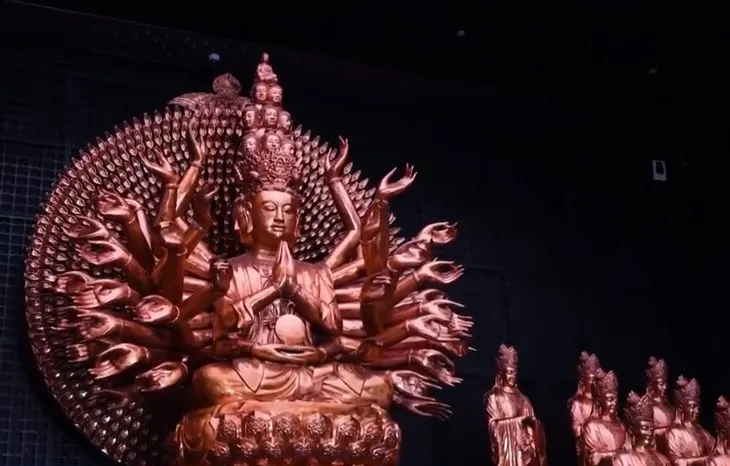 Hàng nghìn Phật tử và du khách tham dự Lễ vía Bà Linh Sơn Thánh Mẫu - Ảnh 3. Hàng nghìn Phật tử và du khách tham dự Lễ vía Bà Linh Sơn Thánh Mẫu - Ảnh 3.