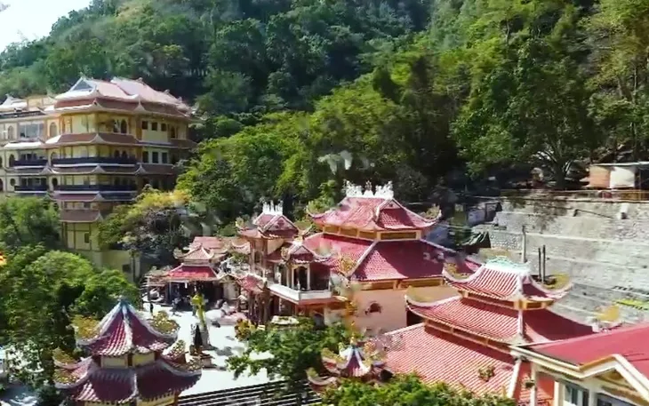 Hàng nghìn Phật tử và du khách tham dự Lễ vía Bà Linh Sơn Thánh Mẫu - Ảnh 6. Hàng nghìn Phật tử và du khách tham dự Lễ vía Bà Linh Sơn Thánh Mẫu - Ảnh 6.