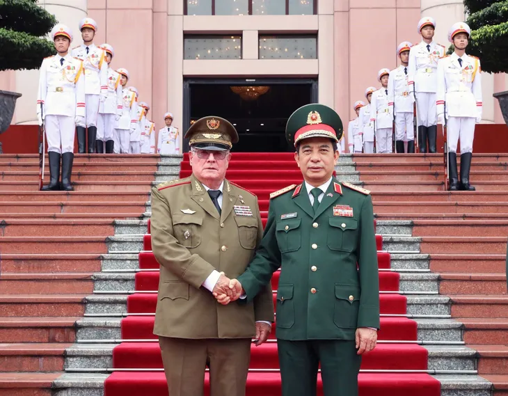 Bộ trưởng Bộ các Lực lượng vũ trang Cách mạng Cuba thăm chính thức Việt Nam - Ảnh 2. Bộ trưởng Bộ các Lực lượng vũ trang Cách mạng Cuba thăm chính thức Việt Nam - Ảnh 2.