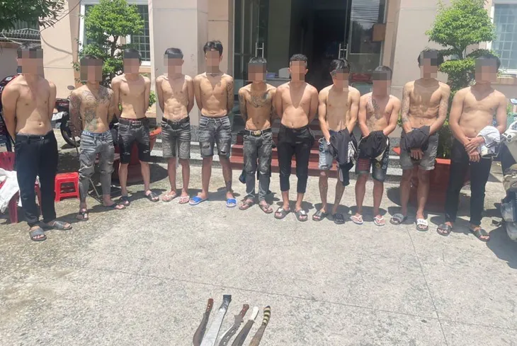Ngăn chặn hàng chục thanh niên mang hung khí đi đánh nhau - Ảnh 1.