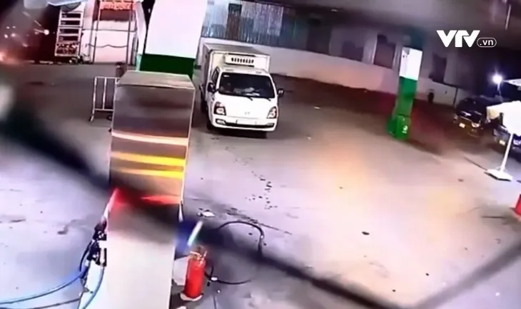 Sau va chạm giao thông, xe tải trôi tự do húc đổ cột xăng - Ảnh 1. Sau va chạm giao thông, xe tải trôi tự do húc đổ cột xăng - Ảnh 1.