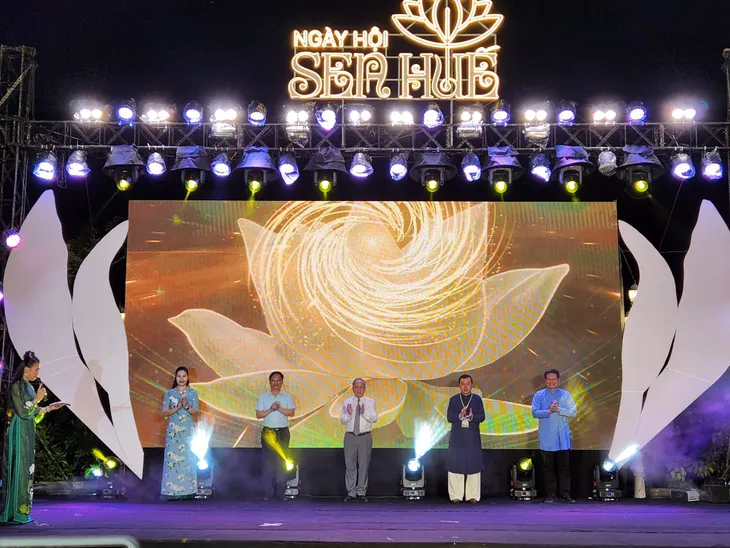 Khai mạc Ngày hội Sen Huế - Ảnh 1. Khai mạc Ngày hội Sen Huế - Ảnh 1.