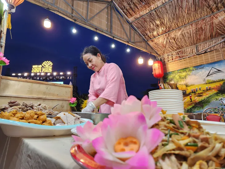 Khai mạc Ngày hội Sen Huế - Ảnh 2. Khai mạc Ngày hội Sen Huế - Ảnh 2.