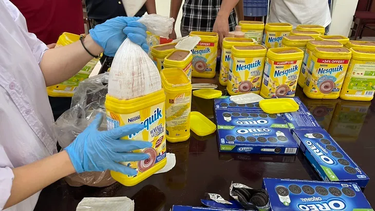 Phát hiện hơn 19 kg nghi là ketamin trong lô hàng cacao, bánh kẹo gửi từ Pháp - Ảnh 2. Phát hiện hơn 19 kg nghi là ketamin trong lô hàng cacao, bánh kẹo gửi từ Pháp - Ảnh 2.