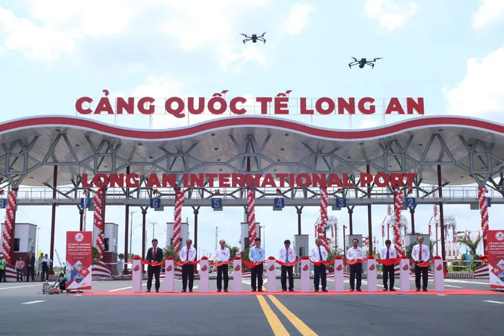 Cảng Long An chính thức hợp long 7 cầu cảng và khai trương dịch vụ khai thác container - Ảnh 2. Cảng Long An chính thức hợp long 7 cầu cảng và khai trương dịch vụ khai thác container - Ảnh 2.