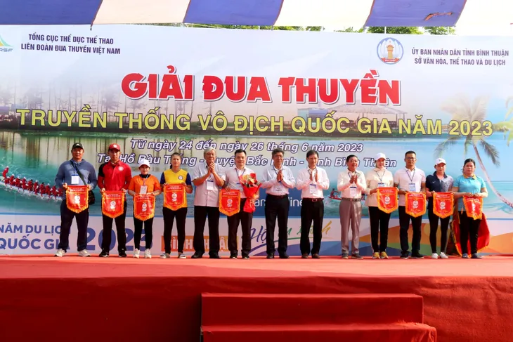 Khởi tranh giải đua thuyền truyền thống vô địch quốc gia 2023 - Ảnh 1. Khởi tranh giải đua thuyền truyền thống vô địch quốc gia 2023 - Ảnh 1.