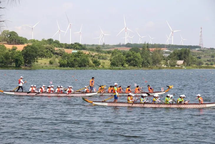 Khởi tranh giải đua thuyền truyền thống vô địch quốc gia 2023 - Ảnh 4. Khởi tranh giải đua thuyền truyền thống vô địch quốc gia 2023 - Ảnh 4.