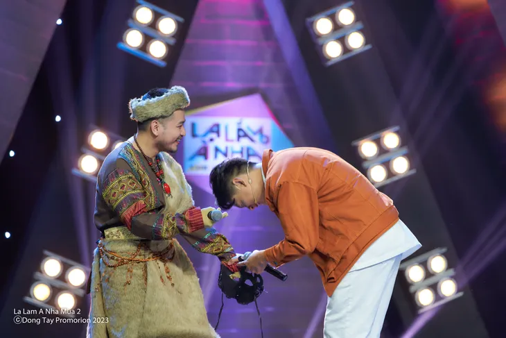 Lạ lắm à nha: Cát Phượng bất ngờ xuất hiện song ca cùng Võ Lê Mi - Ảnh 3. Lạ lắm à nha: Cát Phượng bất ngờ xuất hiện song ca cùng Võ Lê Mi - Ảnh 3.