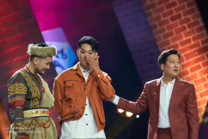 Lạ lắm à nha: Cát Phượng bất ngờ xuất hiện song ca cùng Võ Lê Mi - Ảnh 4. Lạ lắm à nha: Cát Phượng bất ngờ xuất hiện song ca cùng Võ Lê Mi - Ảnh 4.