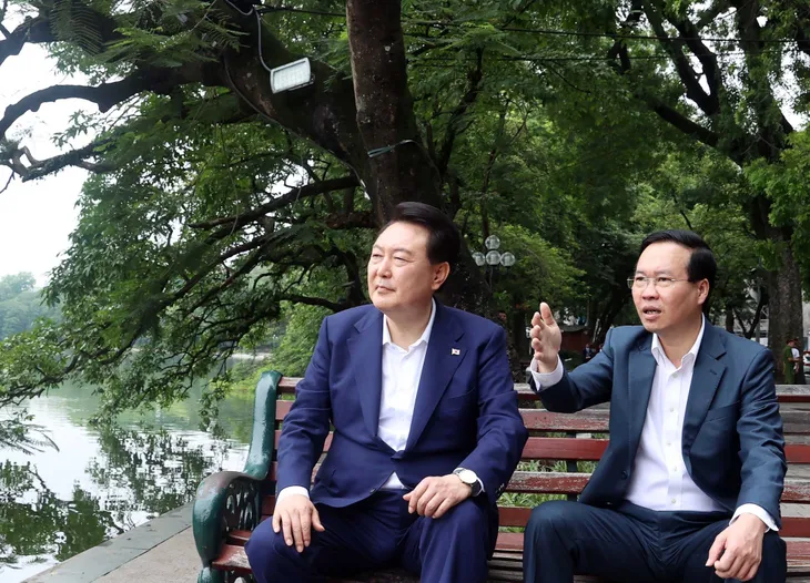 Chủ tịch nước Võ Văn Thưởng và Tổng thống Hàn Quốc Yoon Suk Yeol tham quan danh thắng hồ Hoàn Kiếm - Ảnh 5.