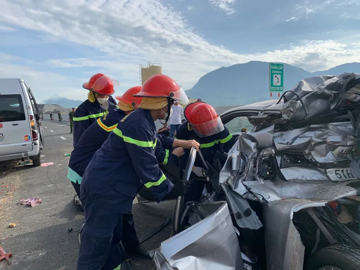 Tai nạn nghiêm trọng trên cao tốc Cam Lâm - Nha Trang, 4 người thương vong - Ảnh 3. Tai nạn nghiêm trọng trên cao tốc Cam Lâm - Nha Trang, 4 người thương vong - Ảnh 3.