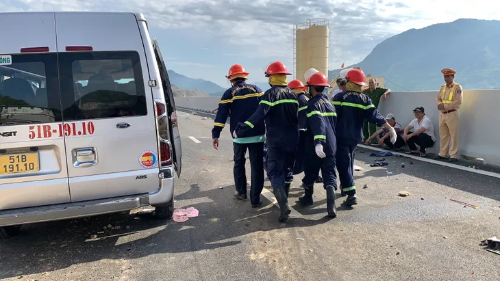 Tai nạn nghiêm trọng trên cao tốc Cam Lâm - Nha Trang, 4 người thương vong - Ảnh 4. Tai nạn nghiêm trọng trên cao tốc Cam Lâm - Nha Trang, 4 người thương vong - Ảnh 4.