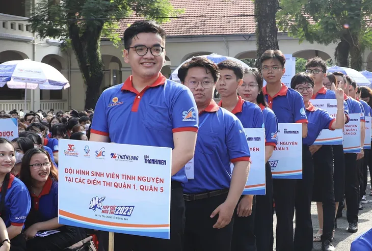 Không một thí sinh hay phụ huynh nào đơn độc trong mùa thi năm nay - Ảnh 2. Không một thí sinh hay phụ huynh nào đơn độc trong mùa thi năm nay - Ảnh 2.