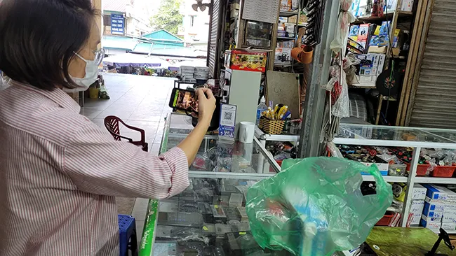 Đi “chợ 4.0”, thanh toán không dùng tiền mặt - Ảnh 1. Đi “chợ 4.0”, thanh toán không dùng tiền mặt - Ảnh 1.