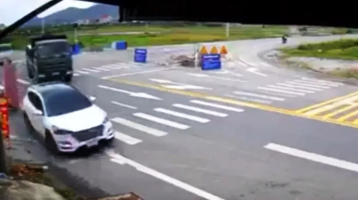 Thiếu quan sát khi qua ngã tư, xe con suýt gây tai nạn - Ảnh 2. Thiếu quan sát khi qua ngã tư, xe con suýt gây tai nạn - Ảnh 2.