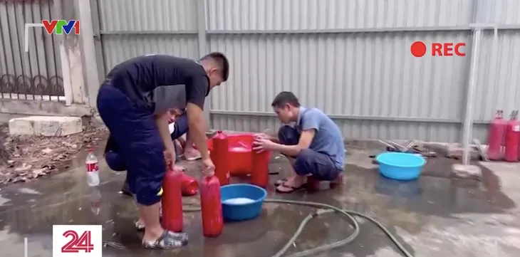 Mô hình kẻng báo cháy tái chế từ bình cứu hỏa - Ảnh 2. Mô hình kẻng báo cháy tái chế từ bình cứu hỏa - Ảnh 2.